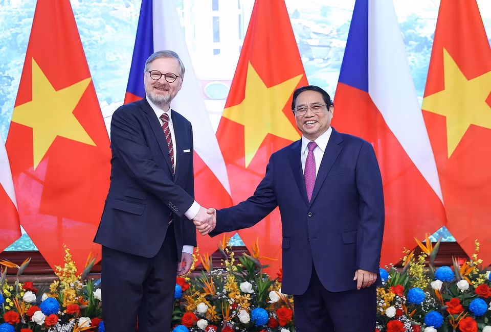 Thủ tướng Phạm Minh Chính và Thủ tướng nước Cộng hòa Séc Petr Fiala chụp ảnh chung. (Ảnh: Dương Giang/TTXVN)