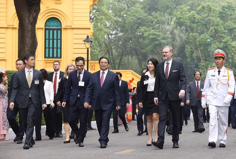 Thủ tướng Phạm Minh Chính và Thủ tướng nước Cộng hòa Séc Petr Fiala tại lễ đón. (Ảnh: Dương Giang/TTXVN)