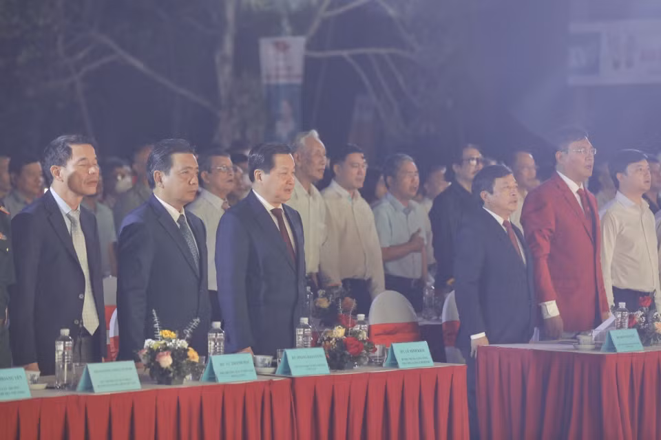 Đại biểu chào cờ tại Lễ xuất quân. (Ảnh: Minh Quyết/TTXVN)