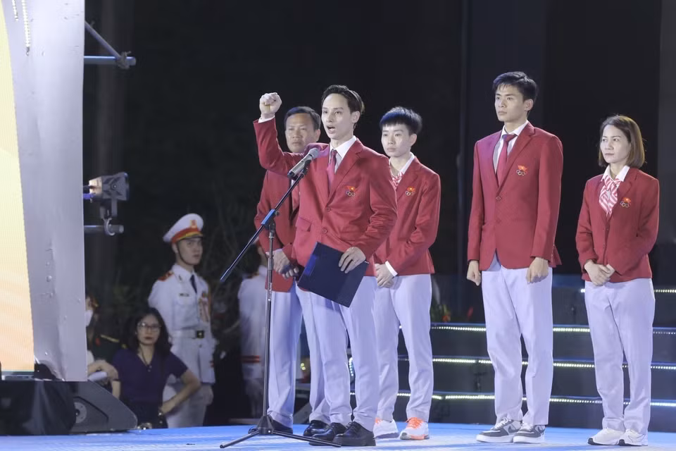 Vận động viên môn Thể dục dụng cụ Đinh Phương Thành đại diện các vận động viên tham dự SEA Games 32 phát biểu. (Ảnh: Minh Quyết/TTXVN)