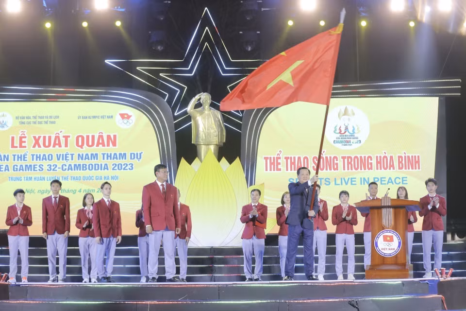 Phó Thủ tướng Lê Minh Khái trao cờ cho Đoàn Thể thao Việt Nam tham dự SEA Games 32. (Ảnh: Minh Quyết/TTXVN)