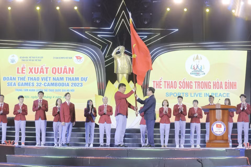 Phó Thủ tướng Lê Minh Khái trao cờ cho Đoàn Thể thao Việt Nam tham dự SEA Games 32. (Ảnh: Minh Quyết/TTXVN)