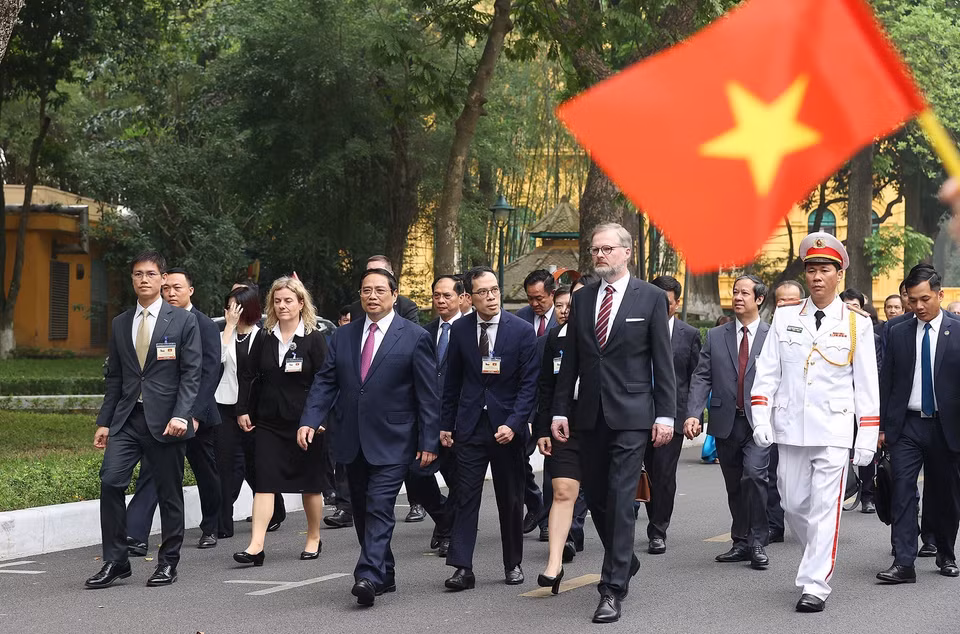 Thủ tướng Phạm Minh Chính và Thủ tướng nước Cộng hòa Séc Petr Fiala tại lễ đón. (Ảnh: Dương Giang/TTXVN)