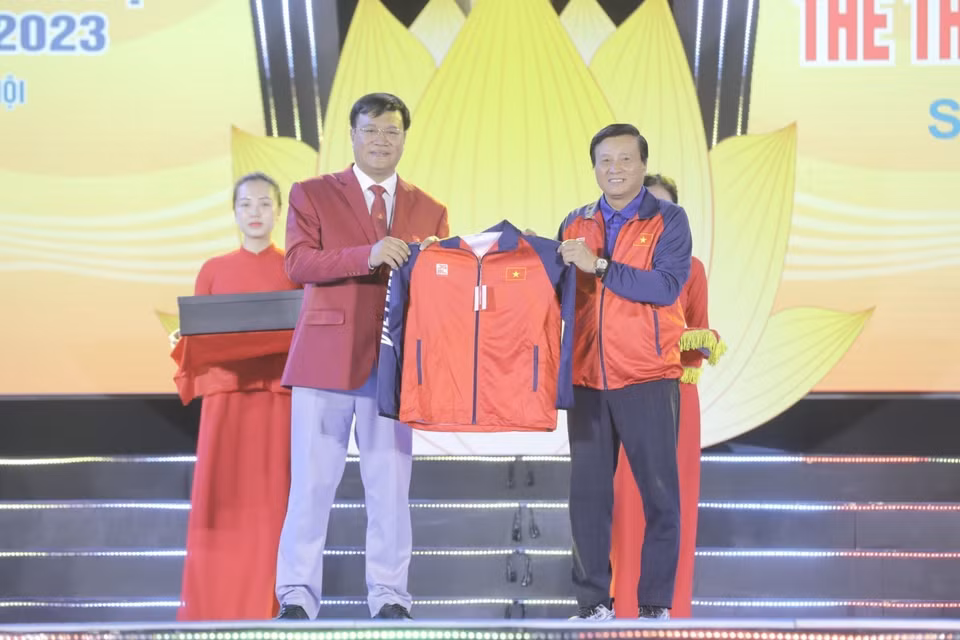 Đại diện các nhà tài trợ trao tượng trưng tài trợ cho Đoàn thể thao Việt Nam. (Ảnh: Minh Quyết/TTXVN)