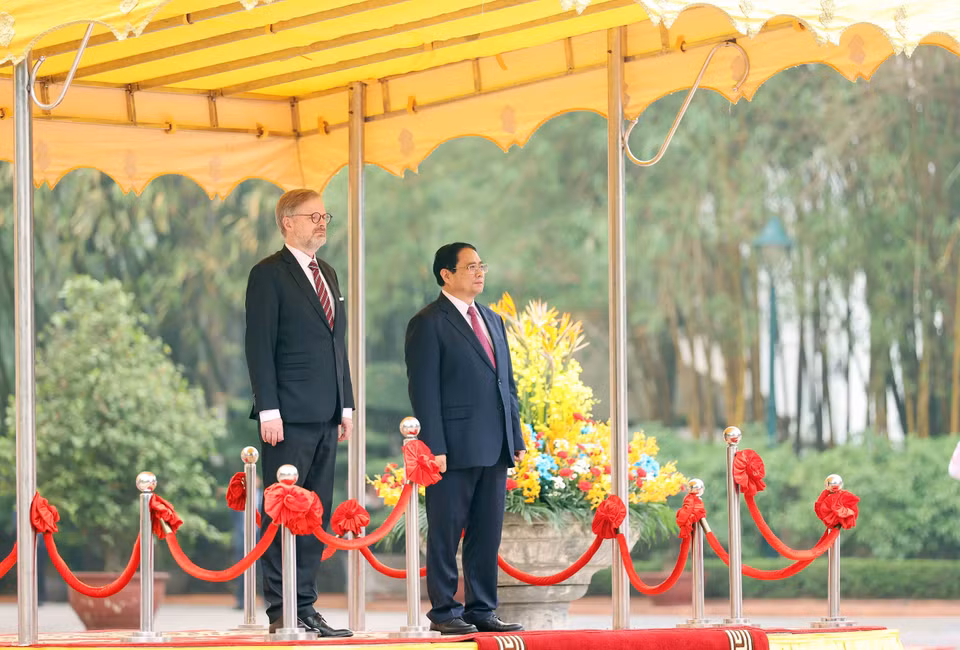 Thủ tướng Phạm Minh Chính và Thủ tướng nước Cộng hòa Séc Petr Fiala nghe quân nhạc cử Quốc thiều hai nước. (Ảnh: Dương Giang/TTXVN)