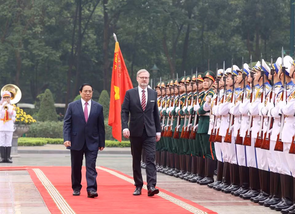 Thủ tướng Phạm Minh Chính và Thủ tướng nước Cộng hòa Séc Petr Fiala duyệt Đội danh dự Quân đội Nhân dân Việt Nam. (Ảnh: Dương Giang/TTXVN)