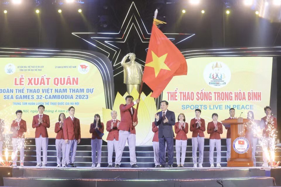 Phó Thủ tướng Lê Minh Khái trao cờ cho Đoàn Thể thao Việt Nam tham dự SEA Games 32. (Ảnh: Minh Quyết/TTXVN)