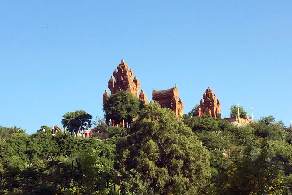 Tháp Pô klong Girai (thành phố Phan Rang-Tháp Chàm), nơi đồng bào Chăm theo đạo Bàlamôn tỉnh Ninh Thuận thường niên tổ chức lễ hội Katê truyền thống. (Ảnh: Công Thử/TTXVN)