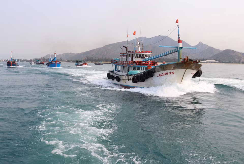 Đội tàu cá tỉnh Ninh Thuận vươn khơi khai thác hải sản. (Ảnh: Nguyễn Thành/TTXVN)