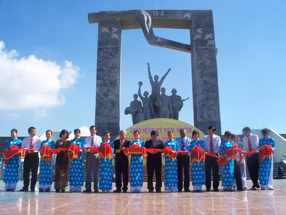Lễ cắt băng khánh thành tượng đài chiến thắng 16/4 tại thành phố Phan Rang-Tháp Chàm, tỉnh Ninh Thuận. (Ảnh: Công Thử/TTXVN)
