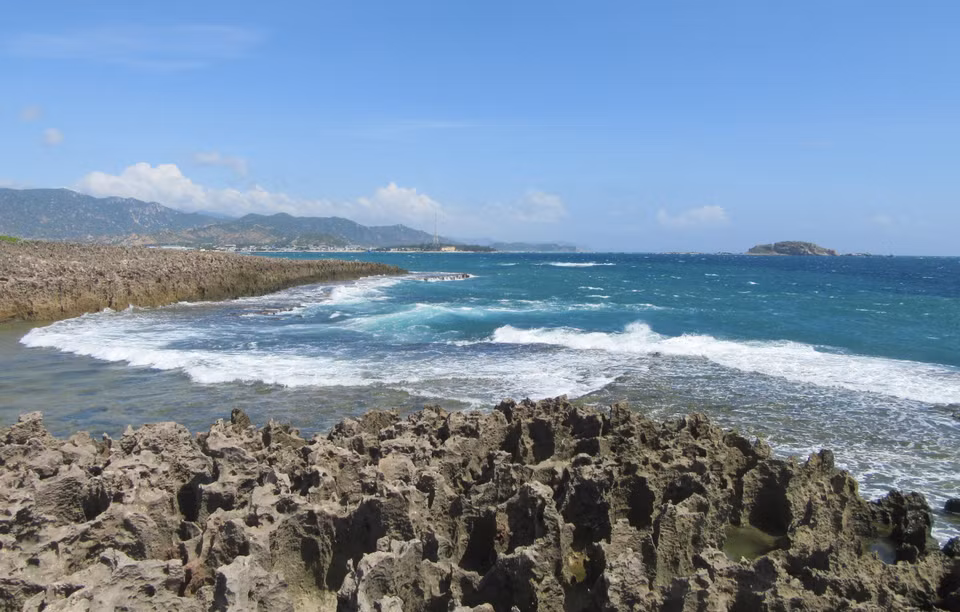 Hòn Đỏ thuộc địa phận xã biển Thanh Hải, huyện Ninh Hải (Ninh Thuận) là một quần thể san hô cổ hóa thạch do sóng biển bào mòn theo thời gian tạo thành. Đến Hòn Đỏ, du khách có dịp hòa mình vào khung cảnh thiên nhiên hoang sơ tuyệt đẹp; tham gia nhiều hoạt động hấp dẫn như chụp ảnh nghệ thuật, tắm biển, lặn ngắm san hô, cắm trại giữa rừng dương tận hưởng gió biển mát rượi, trong lành. (Ảnh: Nguyễn Thành/TTXVN)