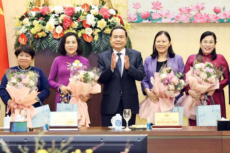 Chủ tịch Quốc hội Trần Thanh Mẫn tặng hoa các đại biểu tại buổi gặp mặt. (Ảnh: Thống Nhất/TTXVN)