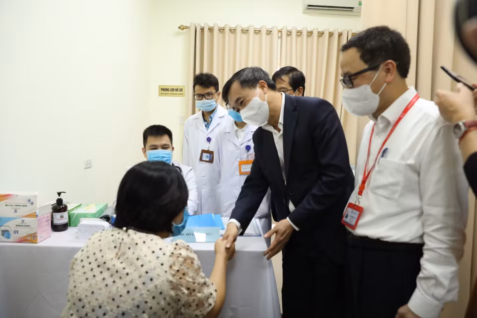 Thứ trưởng Bộ Y tế Trần Văn Thuấn kiểm tra công tác tiêm thử nghiệm vaccine COVIVAC. (Ảnh: Minh Quyết/TTXVN)