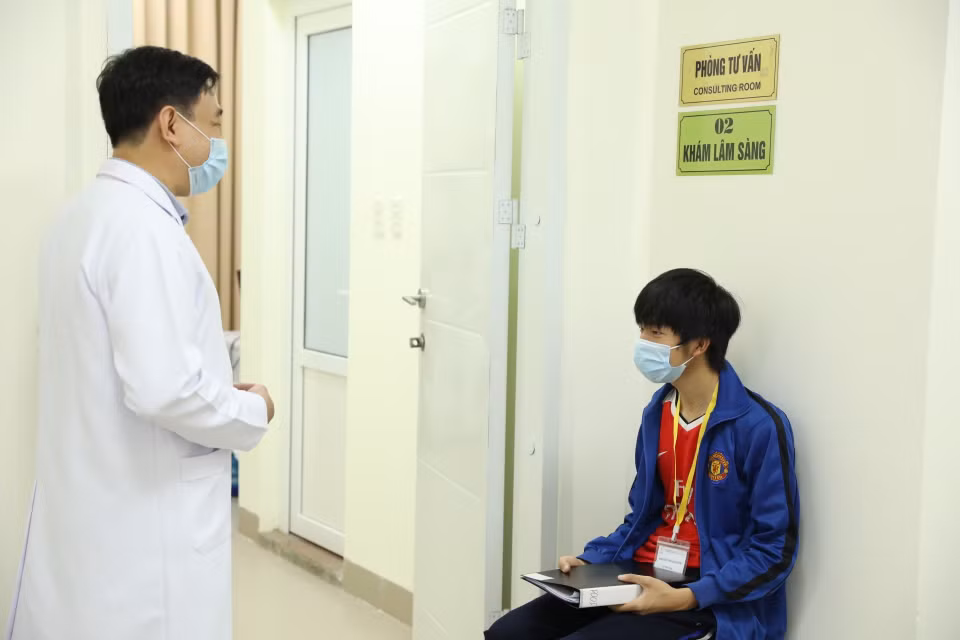Khám sàng lọc, xét tuyển cho các tình nguyện viên tham gia tiêm thử nghiệm đợt 1 vaccine COVIVAC. (Ảnh: Minh Quyết/TTXVN)