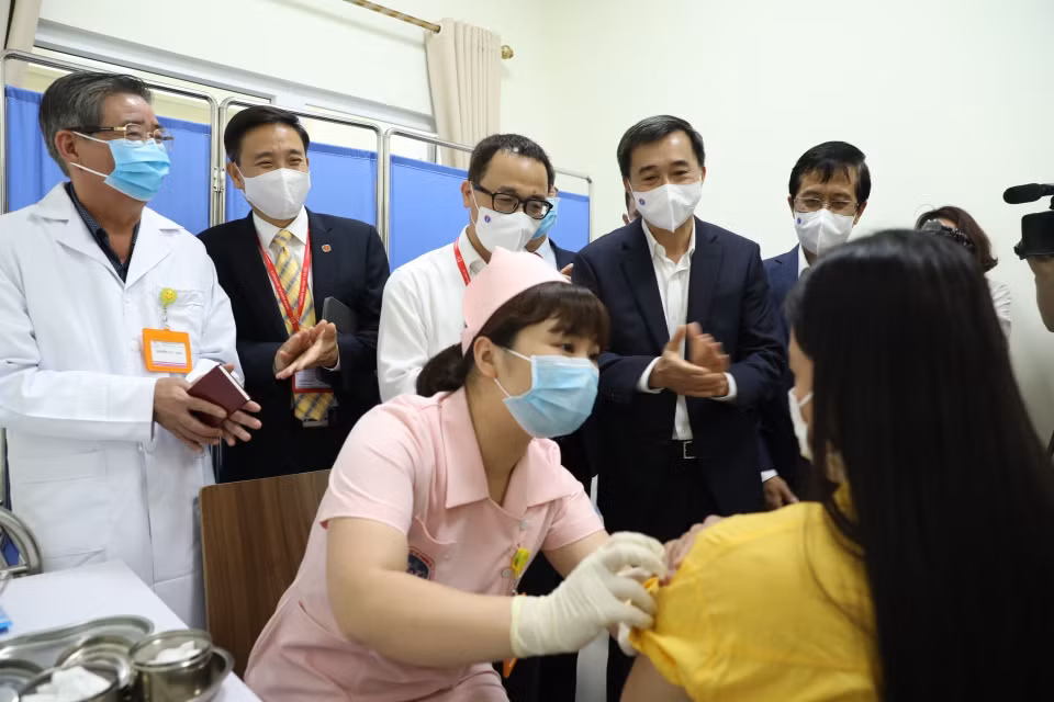 Tiêm thử nghiệm vaccine COVIVAC cho tình nguyện viên đầu tiên. (Ảnh: Minh Quyết/TTXVN)