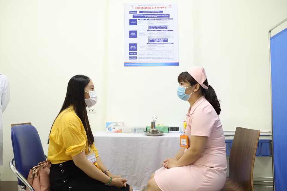 Tư vấn cho tình nguyện viên đầu tiên tham gia tiêm thử nghiệm vaccine COVIVAC. (Ảnh: Minh Quyết/TTXVN)