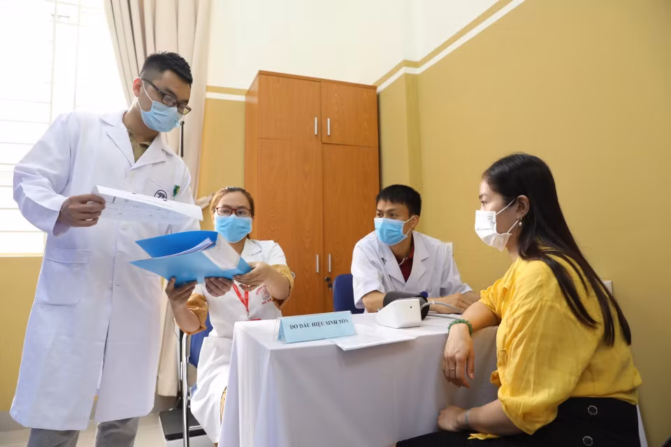 Khám sàng lọc, xét tuyển cho các tình nguyện viên tham gia tiêm thử nghiệm đợt 1 vaccine COVIVAC. (Ảnh: Minh Quyết/TTXVN)