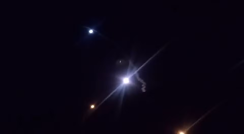 Rocket được phóng từ Iran xuống căn cứ quân sự Mỹ ở Ein-al Asad, Iraq. (Nguồn: AFP/TTXVN)
