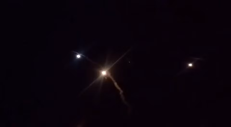 Rocket được phóng từ Iran xuống căn cứ quân sự Mỹ ở Ein-al Asad, Iraq. (Nguồn: AFP/TTXVN)