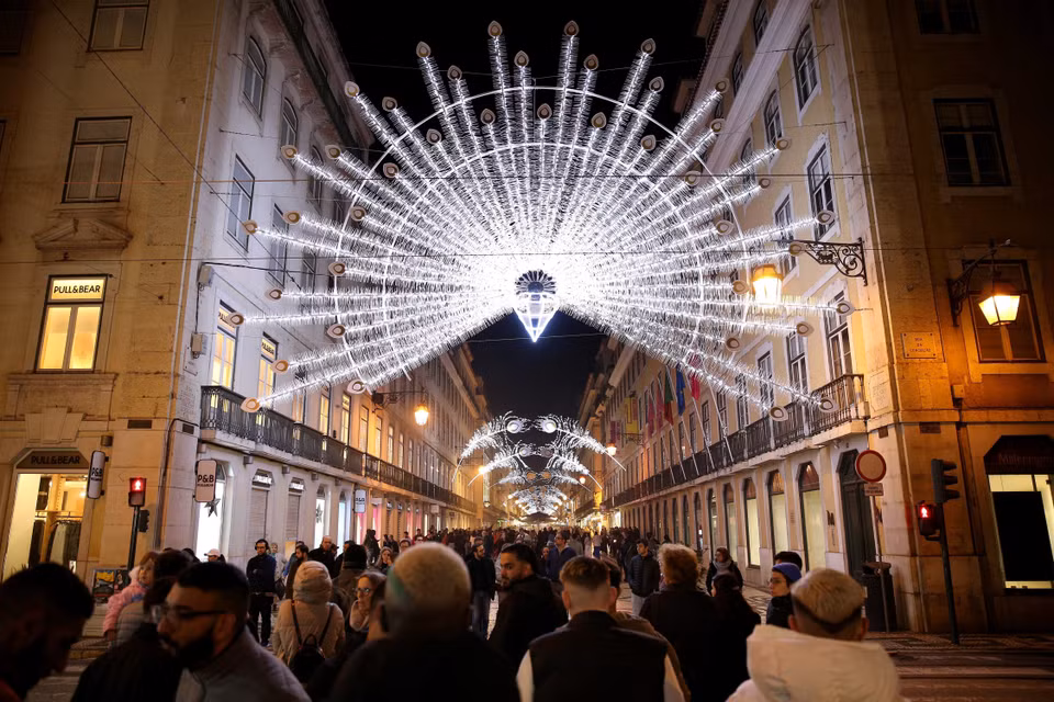 Đường phố được trang hoàng rực rỡ đón Giáng sinh và Năm mới tại Lisbon, Bồ Đào Nha, ngày 9/12/2022. (Ảnh: THX/TTXVN)