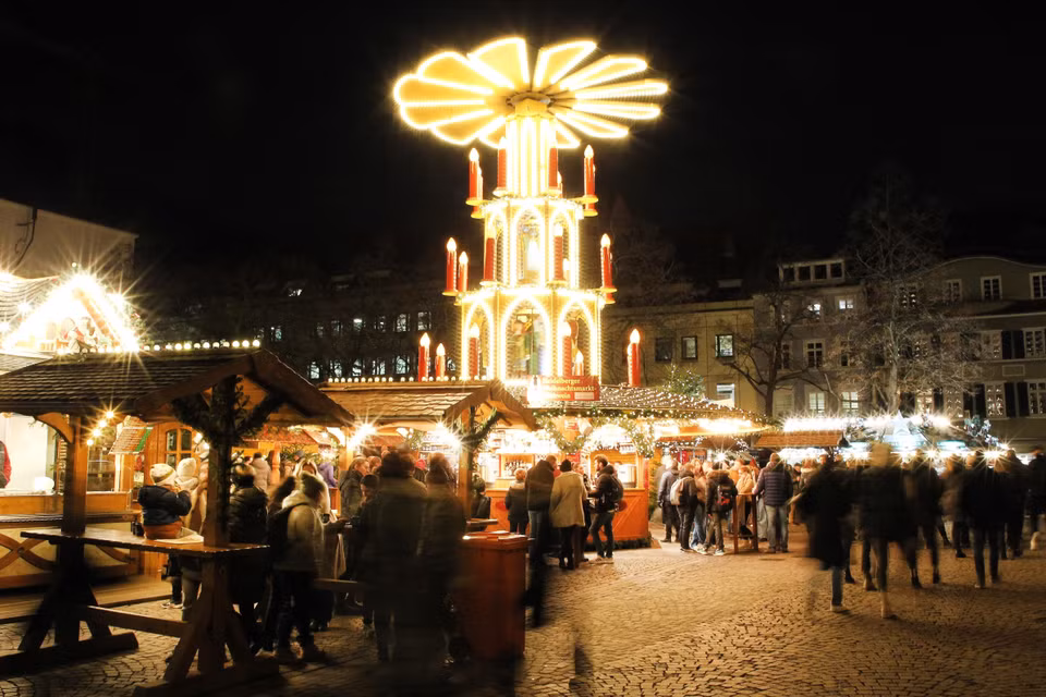 Người dân thăm chợ Giáng sinh tại Heidelberg, Đức, ngày 6/12/2022. (Ảnh: AFP/TTXVN)