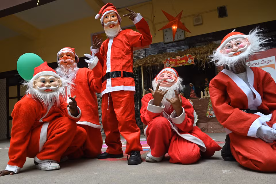 Các em nhỏ trong trang phục Ông già Noel tại Chennai, Ấn Độ, ngày 7/12/2022. (Ảnh: AFP/TTXVN)