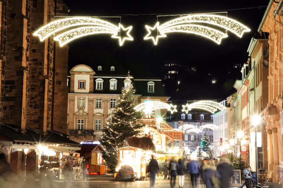 Chợ Giáng sinh được trang hoàng rực rỡ tại Berlin, Đức, ngày 6/12/2022. (Ảnh: AFP/TTXVN)