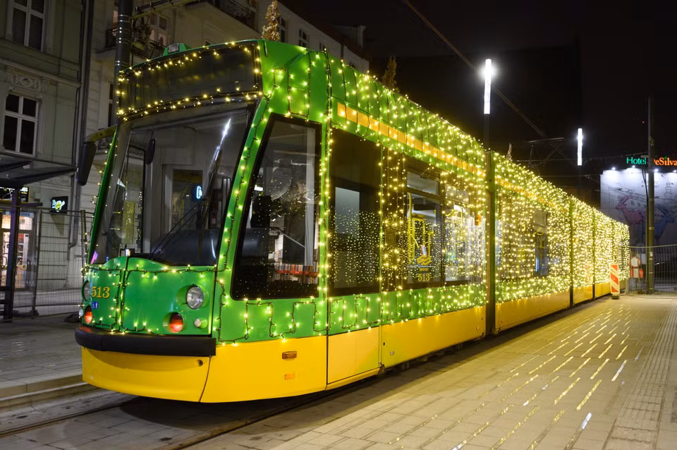 Tàu điện được trang hoàng rực rỡ đón Giáng sinh tại Poznan, Ba Lan, ngày 1/12/2022. (Ảnh: PAP/TTXVN)