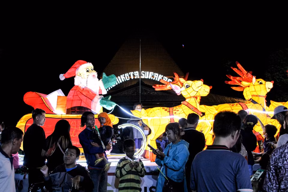Đèn lồng ông già Noel tại Surakarta, Trung Java, Indonesia, ngày 10/12/2022. (Ảnh: THX/TTXVN)