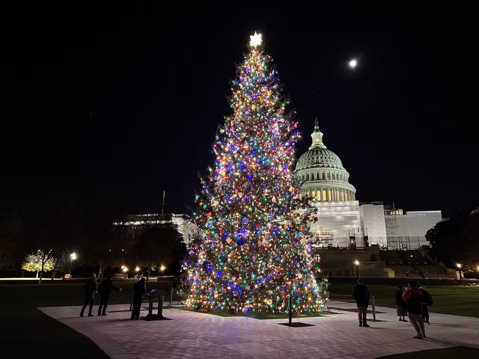 Cây thông Noel tại Đồi Capitol ở Washington, DC, Mỹ, ngày 5/12/2022. (Ảnh: AFP/TTXVN)