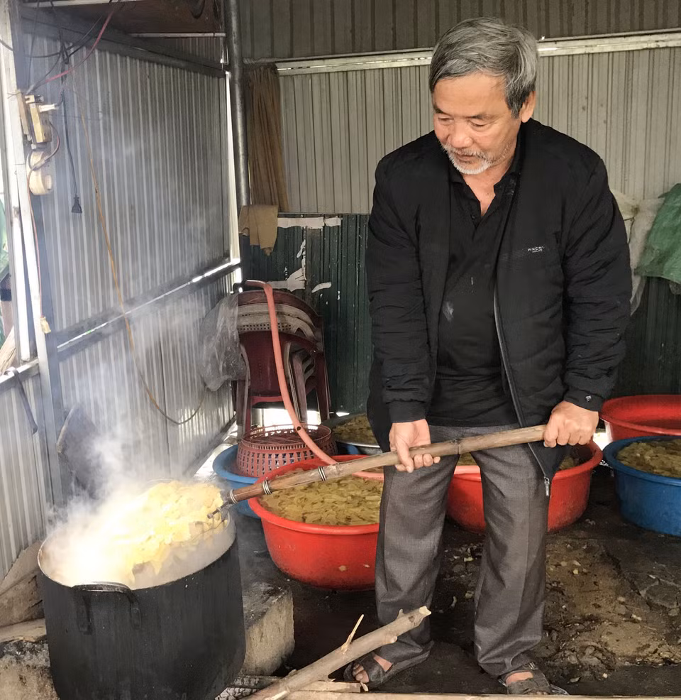 Gừng tươi được luộc bằng chanh sau đó vớt ra rửa sạch rồi làm mứt. (Ảnh: Thanh Thủy/TTXVN)