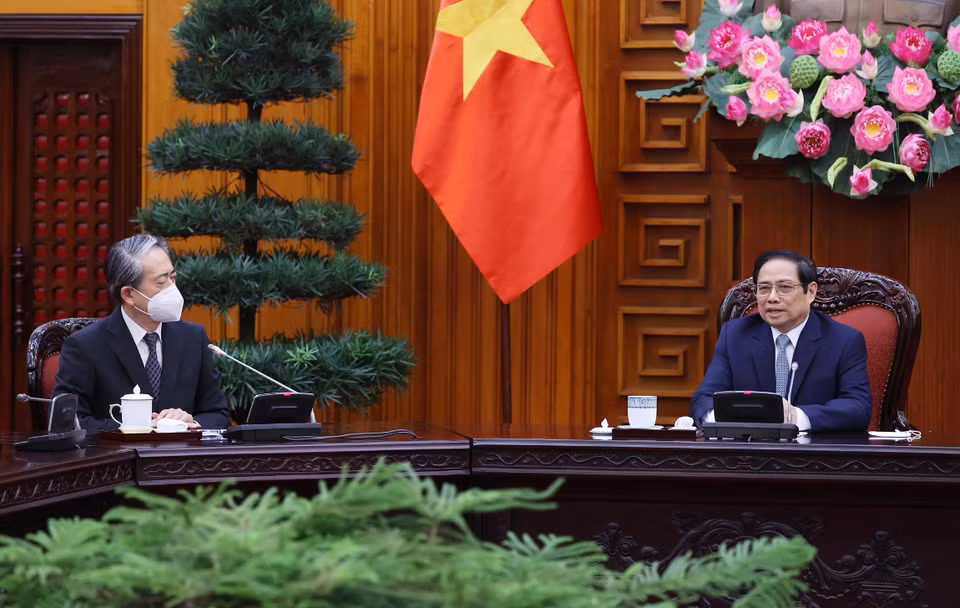 Thủ tướng Phạm Minh Chính tiếp Đại sứ Hùng Ba. (Ảnh: Dương Giang/TTXVN)