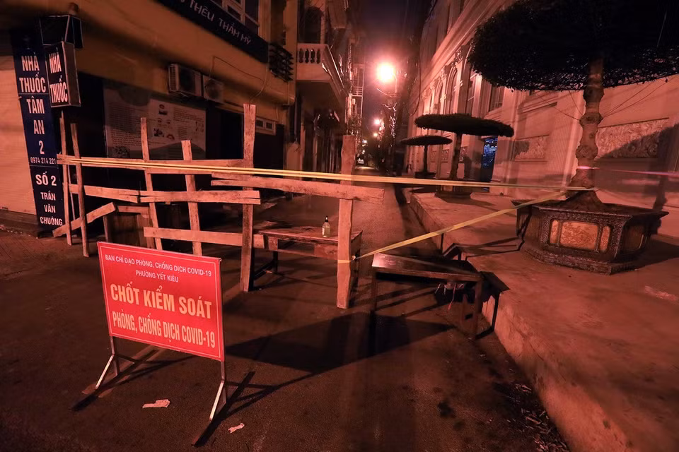 Toàn bộ tuyến phố Trương Công Định, phường Yết Kiêu, quận Hà Đông, bị phong tỏa. (Ảnh: Tuấn Anh/TTXVN)