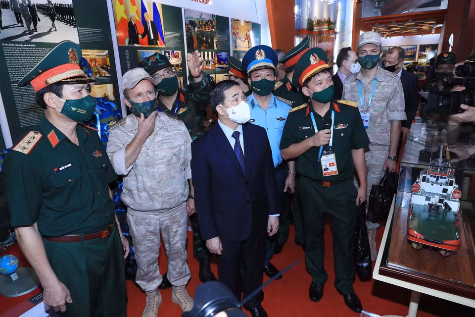 Ngay sau lễ khai mạc, các đại biểu tham dự khai trương không gian văn hóa và triển lãm vũ khí trang bị trong khuôn khổ Hội thao Quân sự quốc tế được tổ chức tại Việt Nam. (Ảnh: Trọng Đức/TTXVN)