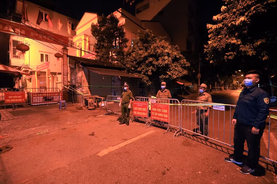 Tuyến phố Nguyễn Thái Học giáp ranh giữa hai phường Quang Trung và Yết Kiêu bị phong tỏa do có trường hợp dương tính với SARS- CoV-2. (Ảnh: Tuấn Anh/TTXVN)