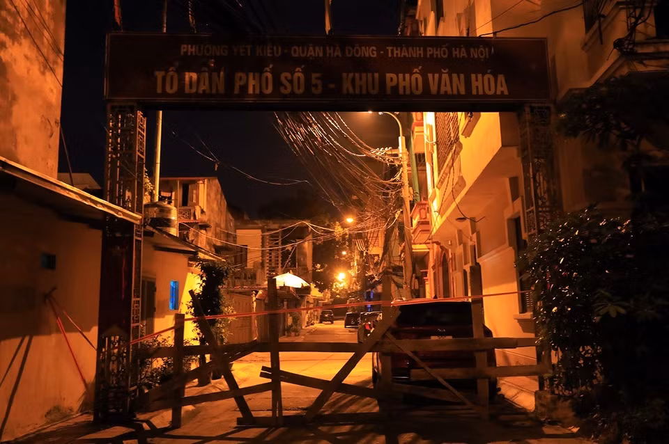Các ngõ nhỏ trên phố Trương Công Định, phường Yết Kiêu bị phong tỏa. (Ảnh: Tuấn Anh/TTXVN)