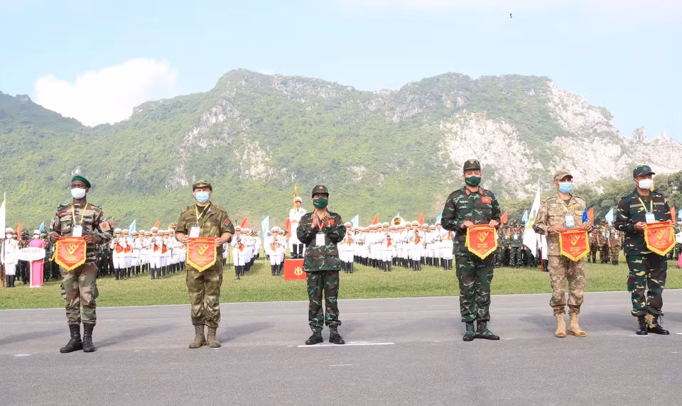 Ban tổ chức tặng hoa và cờ chúc mừng các đội tham gia Army Games 2021. (Ảnh: Trọng Đức/TTXVN)
