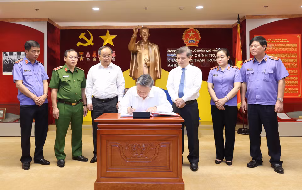 Chủ tịch nước Tô Lâm ghi lưu bút tại Phòng truyền thống của Viện Kiểm sát Nhân dân Tối cao. (Ảnh: Nhan Sáng/TTXVN)
