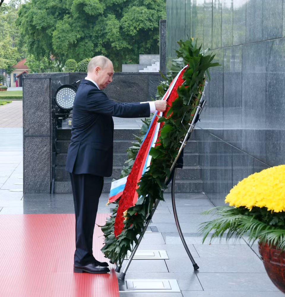 Tổng thống Liên bang Nga Vladimir Putin đặt vòng hoa viếng Chủ tịch Hồ Chí Minh. (Ảnh: Phạm Kiên/TTXVN)