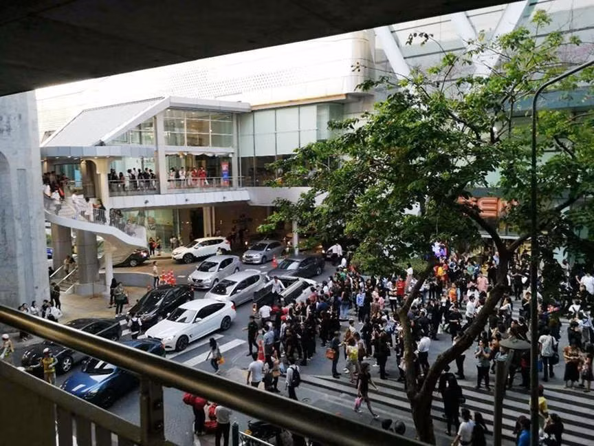 Người dân được sơ tán khỏi hiện trường vụ hỏa hoạn ở trung tâm thương mại Central World, thủ đô Bangkok, Thái Lan, ngày 10/4/2019. (Nguồn: AP/TTXVN)