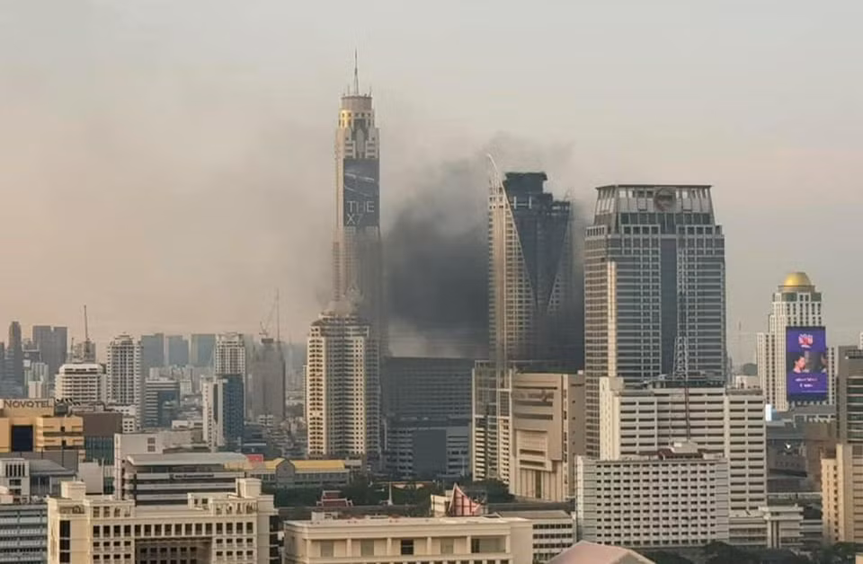 Khói bốc lên tại hiện trường vụ cháy trung tâm thương mại Central World ở Bangkok, Thái Lan ngày 10/4/2019. (Nguồn: Orchidmo/TTXVN)