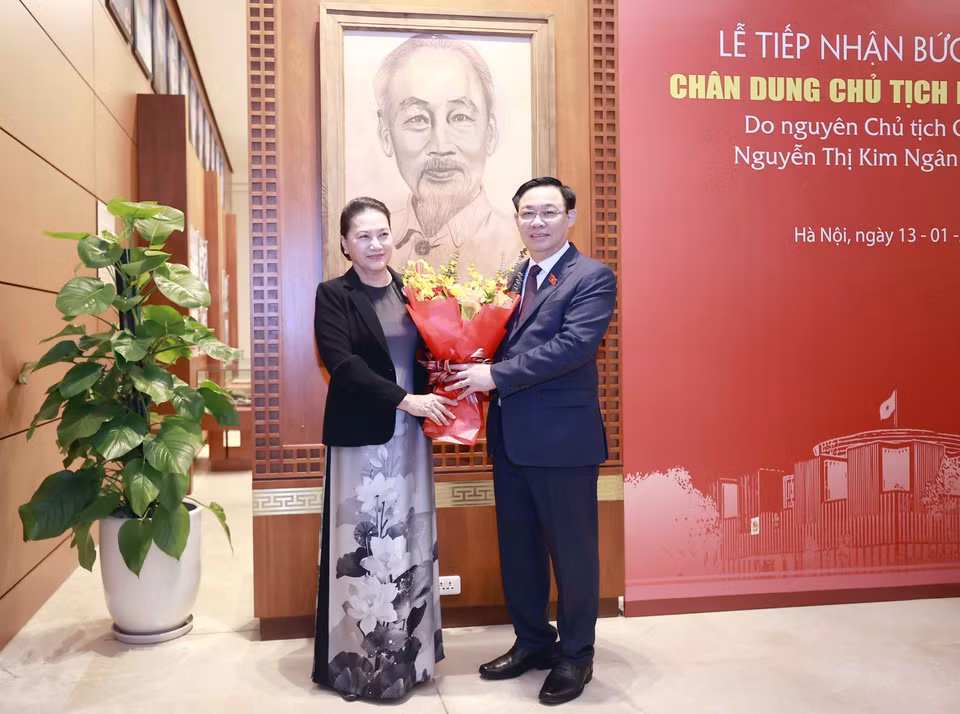 Chủ tịch Quốc hội Vương Đình Huệ tặng hoa nguyên Chủ tịch Quốc hội Nguyễn Thị Kim Ngân tại buổi lễ. (Ảnh: Doãn Tấn/TTXVN)