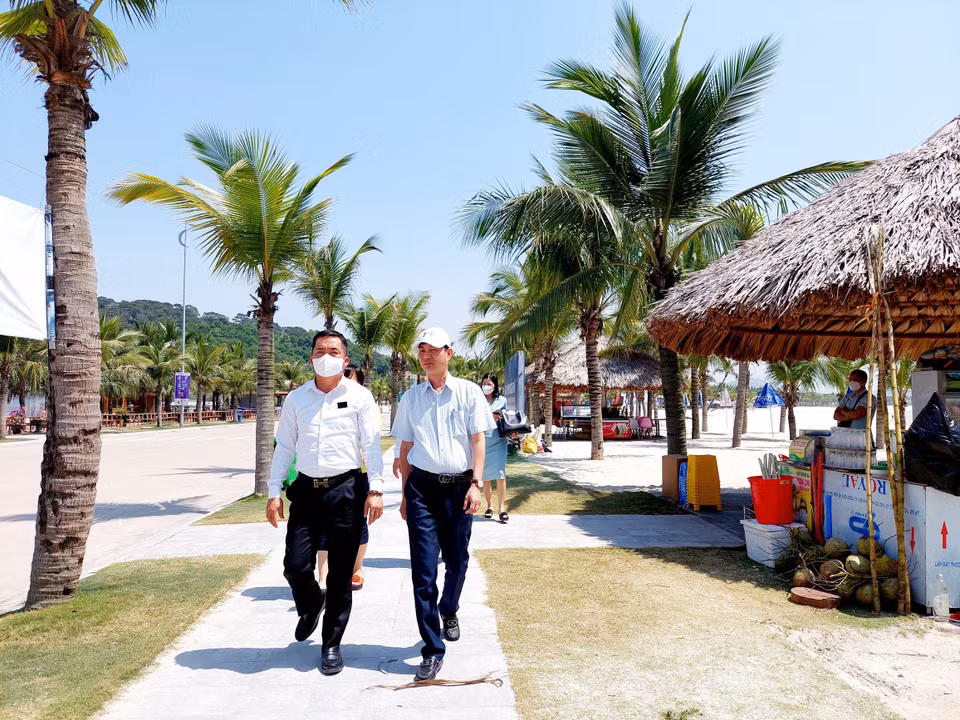 Ban tổ chức SEA Games 31 tỉnh Quảng Ninh kiểm tra cơ sở hạ tầng thi đấu tại đảo Tuần Châu. (Ảnh: Thanh Vân/TTXVN)
