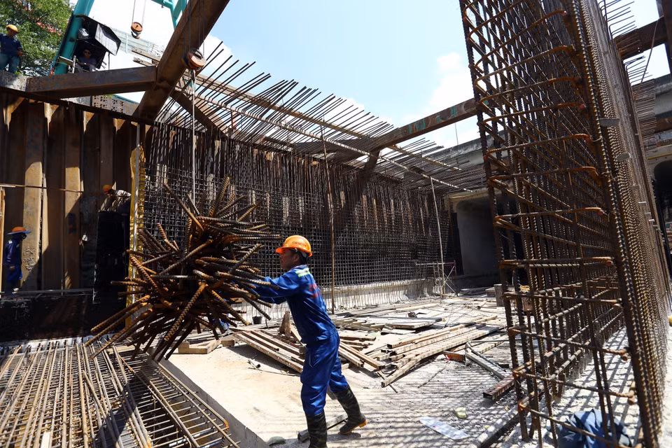 Công nhân đang chuẩn bị kết cấu thép để thi công phần hầm kín. (Ảnh: Huy Hùng/TTXVN)