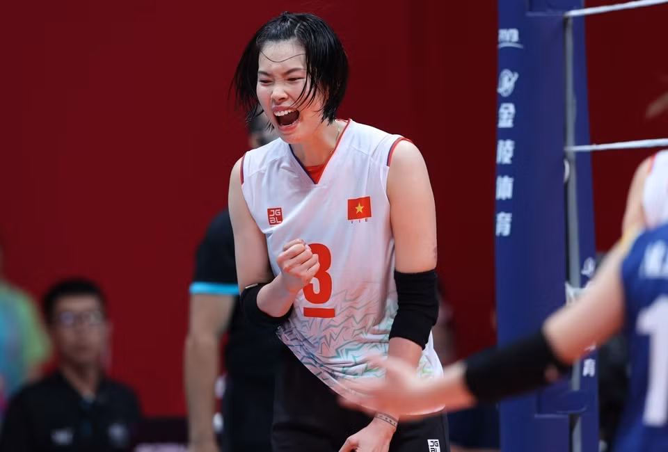 Với chiến thắng trước Triều Tiên cùng việc Trung Quốc đánh bại Hàn Quốc, Đội tuyển Bóng chuyền Nữ Việt Nam chính thức giành tấm vé lịch sử vào bán kết ASIAD 19. (Ảnh: Hoàng Linh/TTXVN)