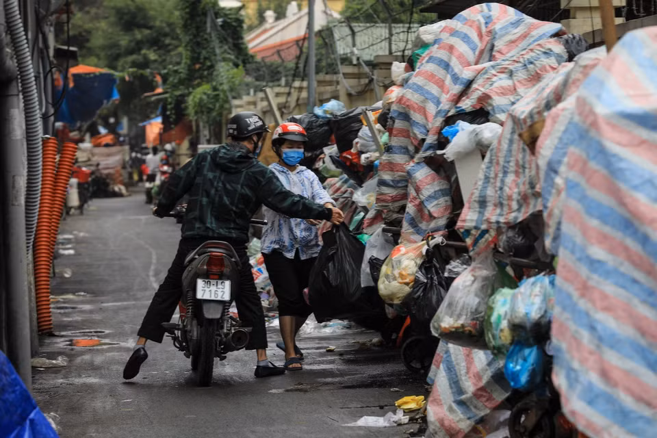 Người dân buộc phải vứt rác giữa đường do không có chỗ đổ. (Ảnh: Thành Đạt/TTXVN)