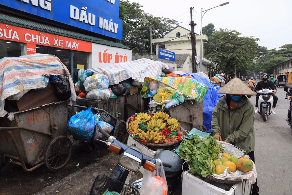Phía công ty Công ty trách nhiệm hữu hạn một thành viên Môi trường Đô thị Hà Nội cho biết do hồ chứa ở bãi rác Nam Sơn gặp sự cố nên sẽ ngừng tiếp nhận rác tối thiểu trong thời gian 3 ngày và có thể sẽ kéo dài hơn. (Ảnh: Thành Đạt/TTXVN)