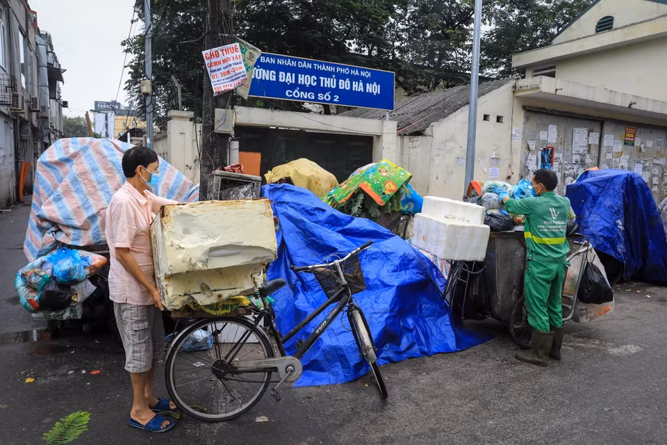 Người dân buộc phải vứt rác giữa đường do không có chỗ đổ. (Ảnh: Thành Đạt/TTXVN)