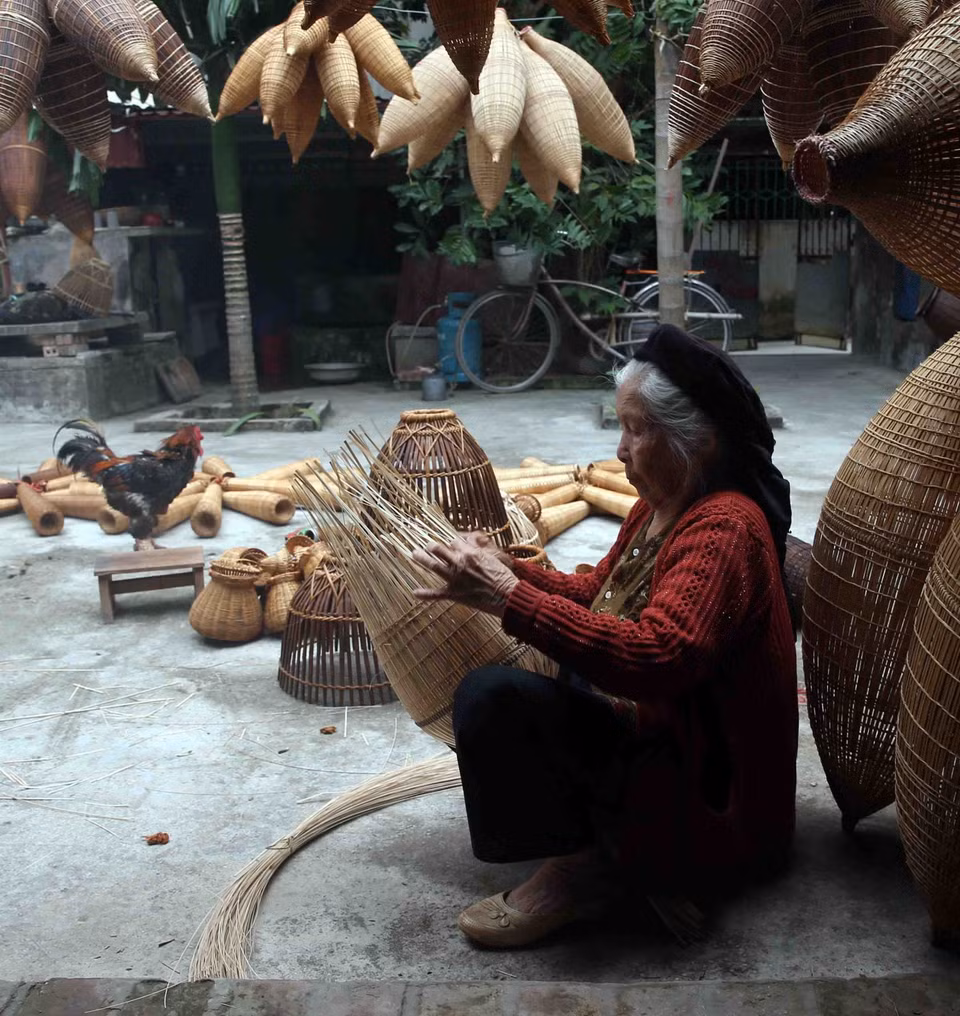 Hằng ngày, trong làng, già trẻ nhộn nhịp phơi nan, đan đó, tạo thành bức tranh đặc sắc làng nghề nông thôn. (Ảnh: Phạm Kiên/TTXVN)