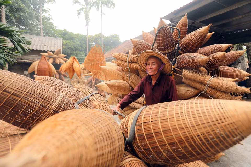 Sau khi hoàn thành, những chiếc đó được mang đi tiêu thụ ở các vùng chiêm trũng các huyện Tiên Lữ, Ân Thi, Phù Cừ của tỉnh Hưng Yên và các tỉnh thành Bắc Ninh, Hải Dương, Hải Phòng… để người nông dân đi đồng đặt bắt cua, cá, lươn. (Ảnh: Phạm Kiên/TTXVN)